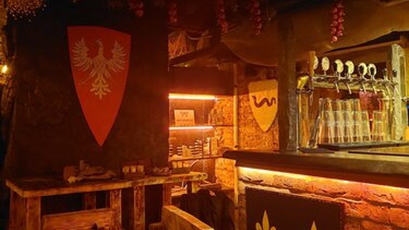 Зал Таверны Под Ведьмачьим Мечом